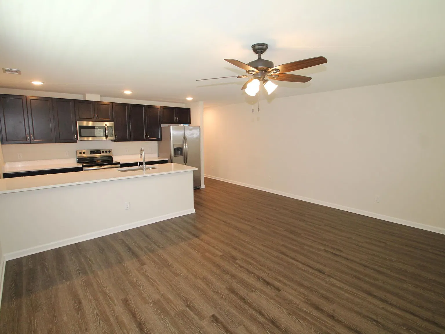 2 bed, 1000 sqft, $1,575 — Photo 4