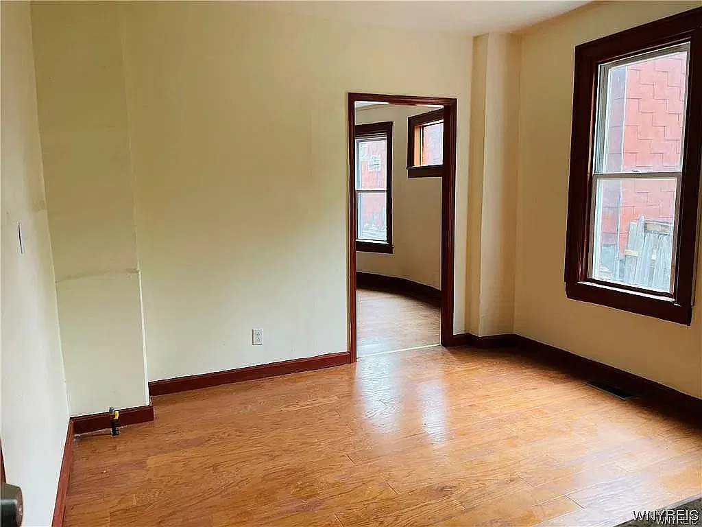 3 bed, 1000 sqft, $1,100 — Photo 4