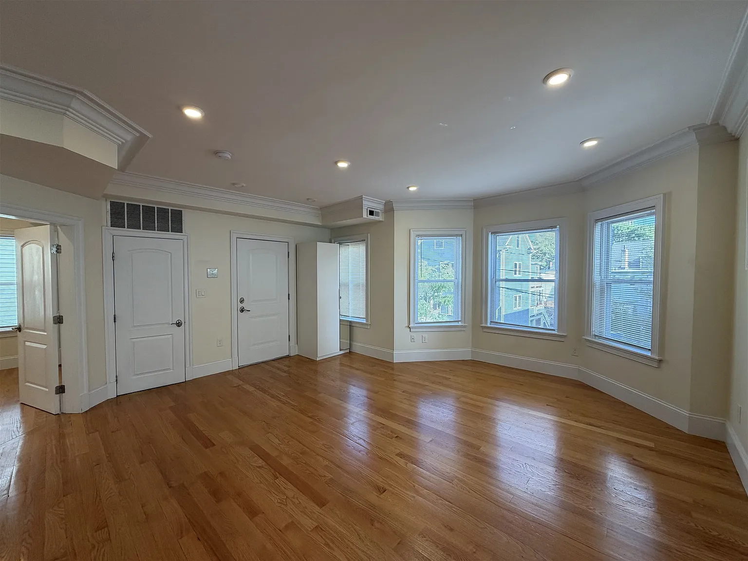 4 bed, 1594 sqft, $5,700 — Photo 4