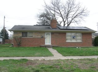 8854 Roslyn St, Livonia, MI 48150