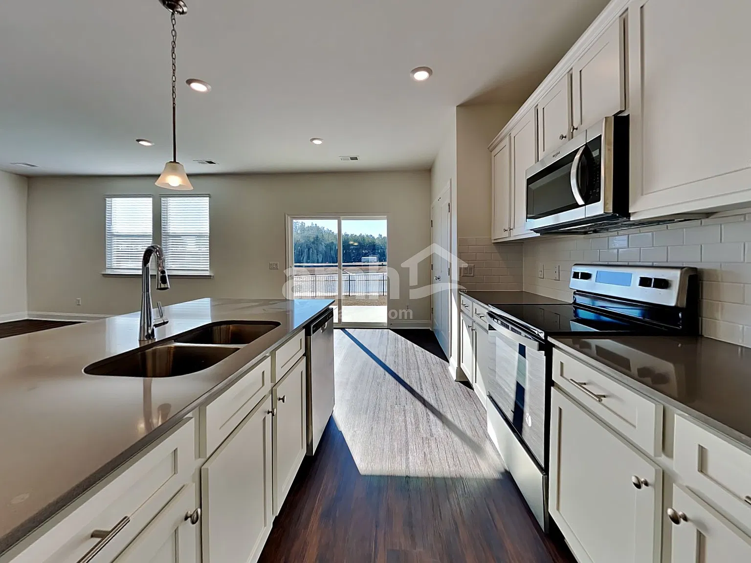 4 bed, 2.5 bath, 1977 sqft, $2,460 — Photo 3