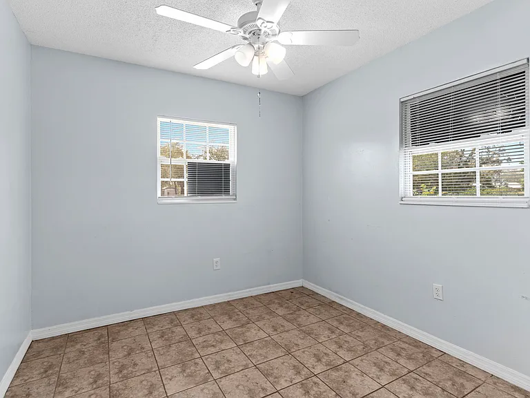 2334 N Roxbury Rd — Photo 11