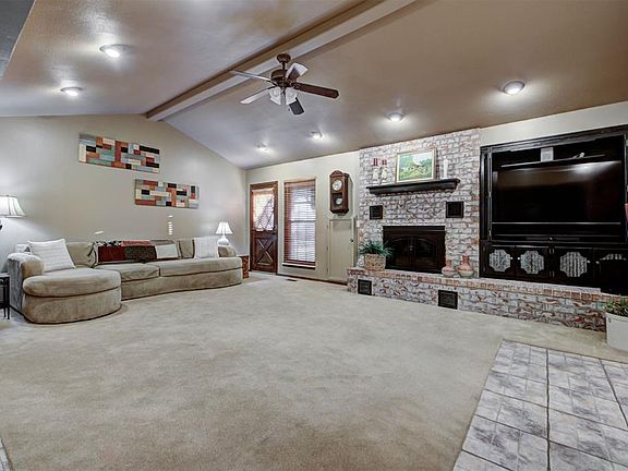 4th image of 402 Shawn Dr