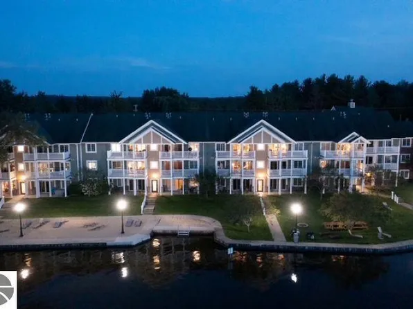 1246 Sunnyside Dr #406, Cadillac, MI 49601