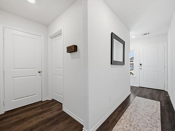 4th image of 2560 Russell St
