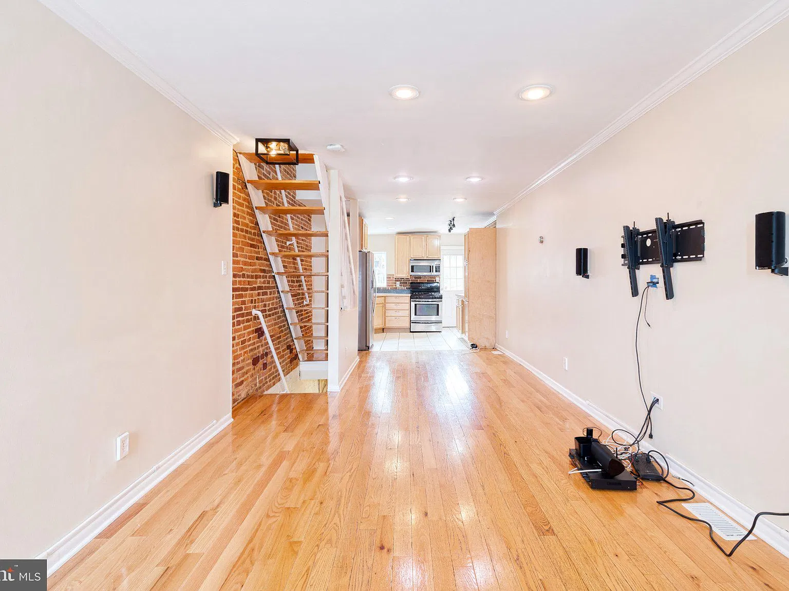3 bed, 2.5 bath, 1220 sqft, $2,800 — Photo 3