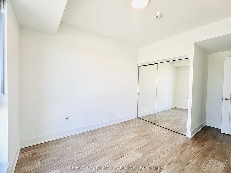 858 Dupont St #309 — Photo 4