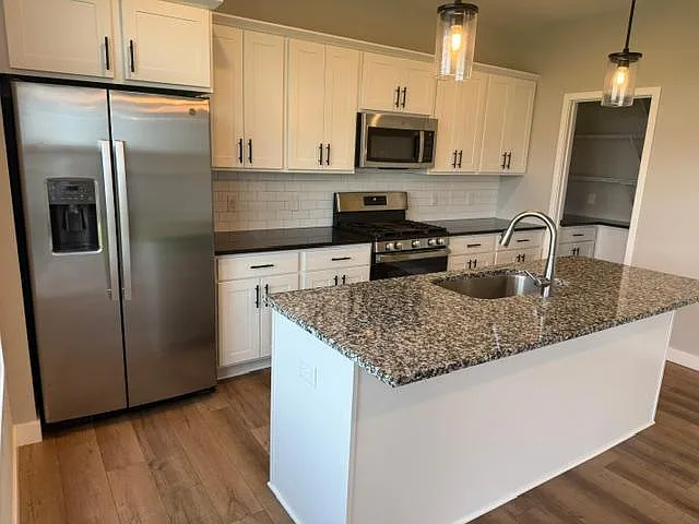 3 bed, 2.5 bath, 1715 sqft, $3,597 — Photo 3