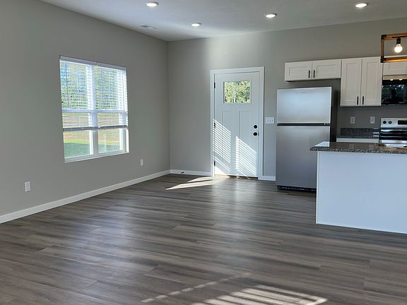 3rd image of 877 Spring Hill Ave