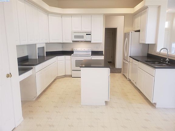 3rd image of 2605 Prestwick Dr