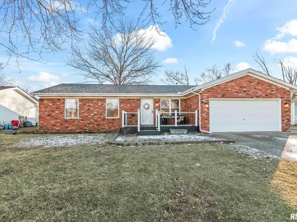 814 Hackberry Rd, Chatham, IL 62629