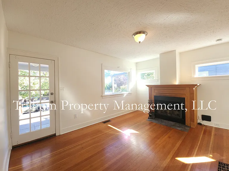 6425 N Curtis Ave — Photo 3