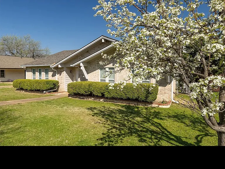 2621 Lemmontree Ln — Photo 1