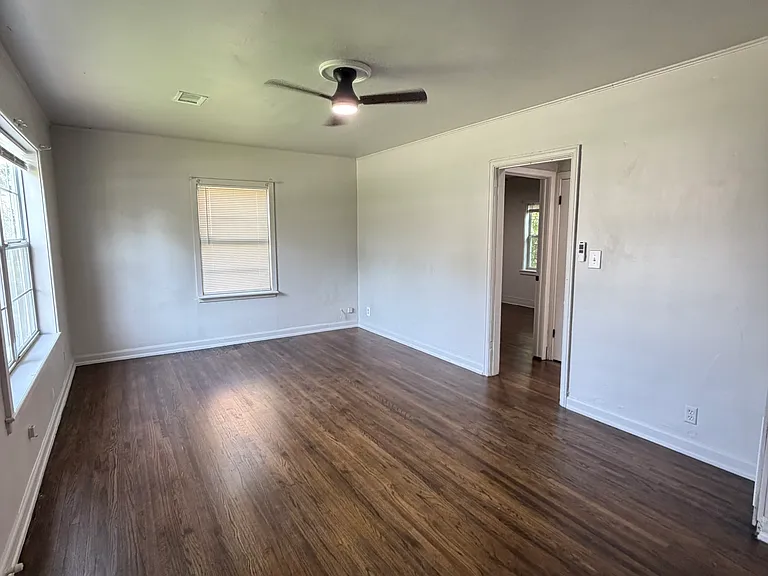 344 E Woodrow Pl — Photo 10