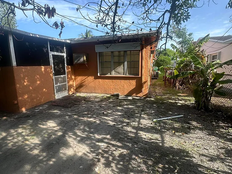 5725 NW 14th Ct — Photo 11