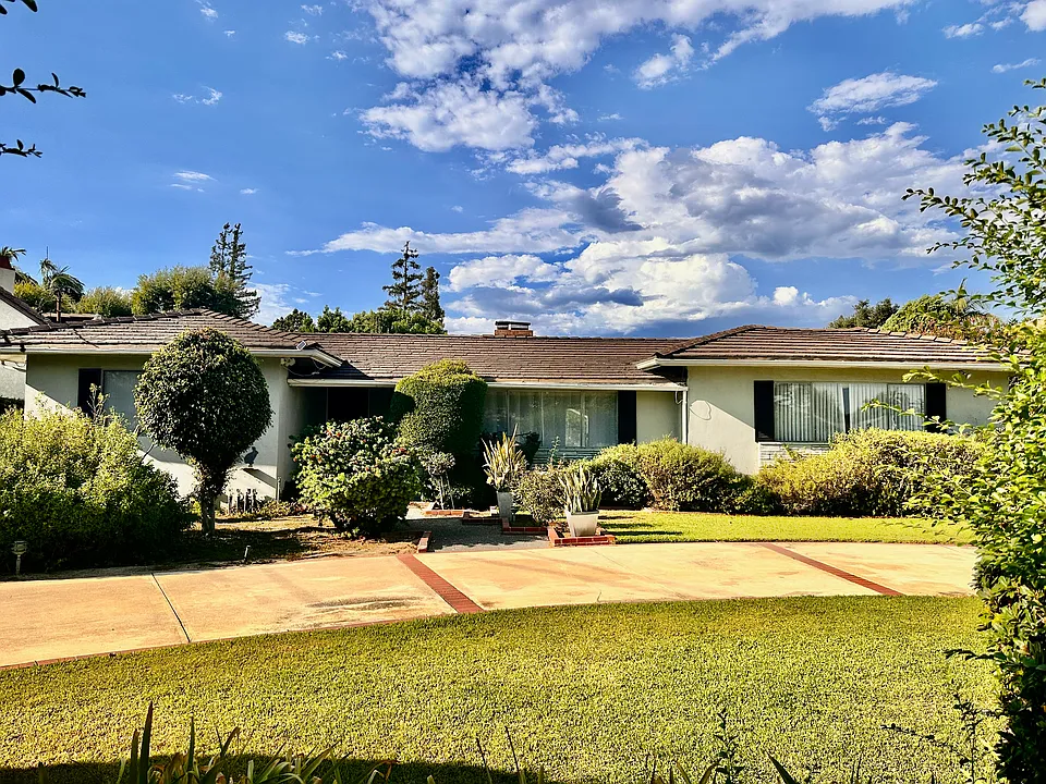 375 W Las Flores Ave