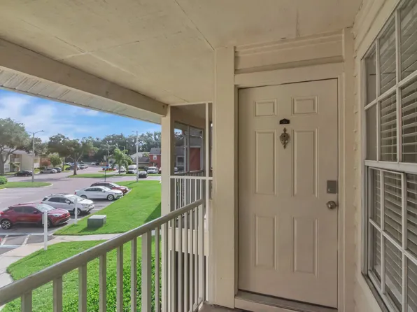 221 Lake Brook Cir, Brandon, FL