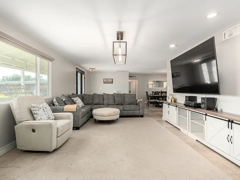 4220 E Becker Ln — Photo 4
