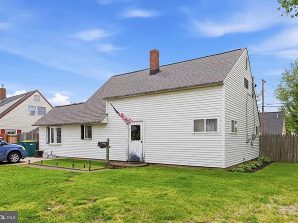 59 Coral Ln, Levittown, PA 19055