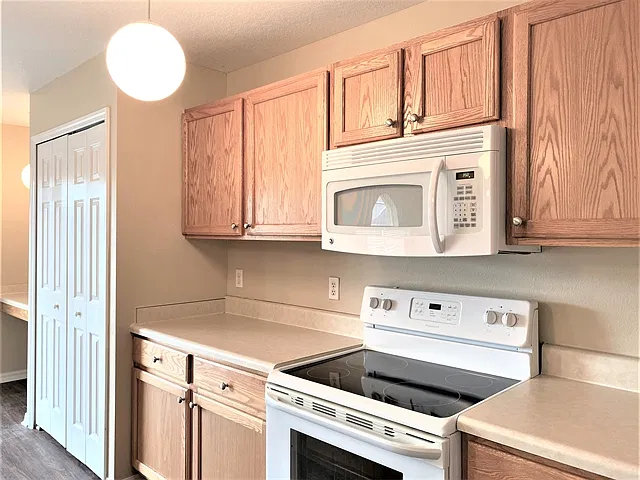 4 bed, 2.5 bath, 1915 sqft, $2,355 — Photo 2