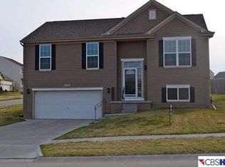 20801 Paul Cir, Elkhorn, NE 68022