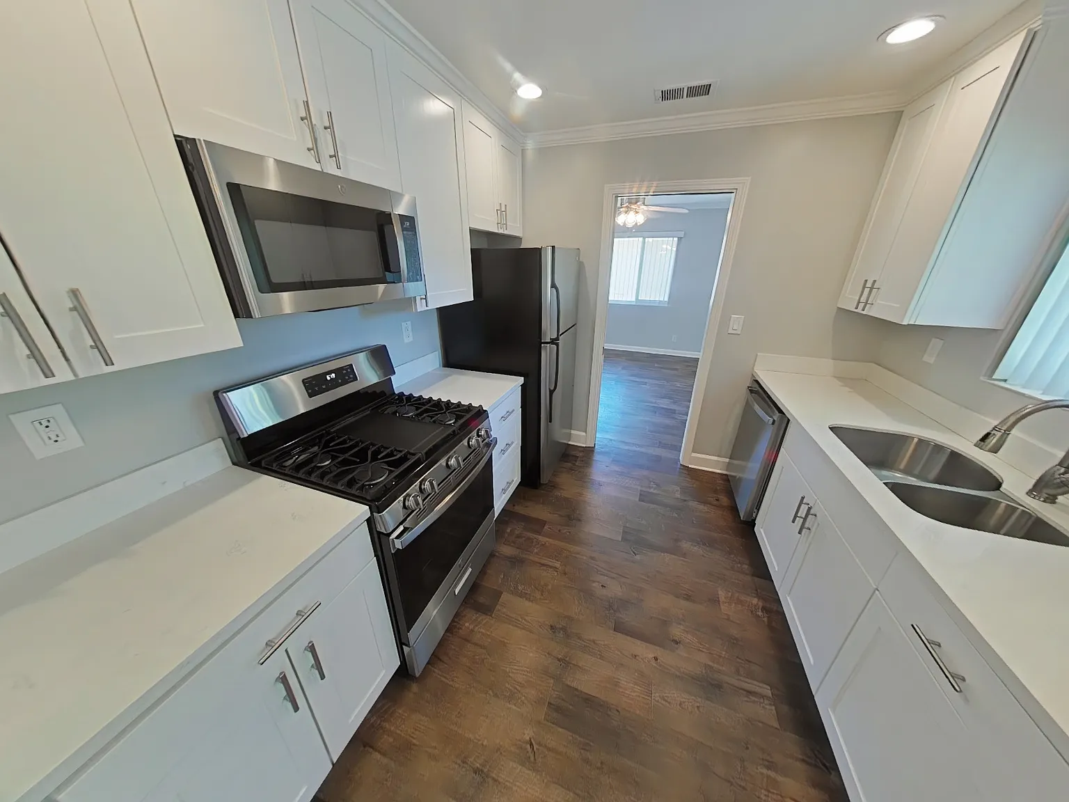 3 bed, 1400 sqft, $5,995 — Photo 4