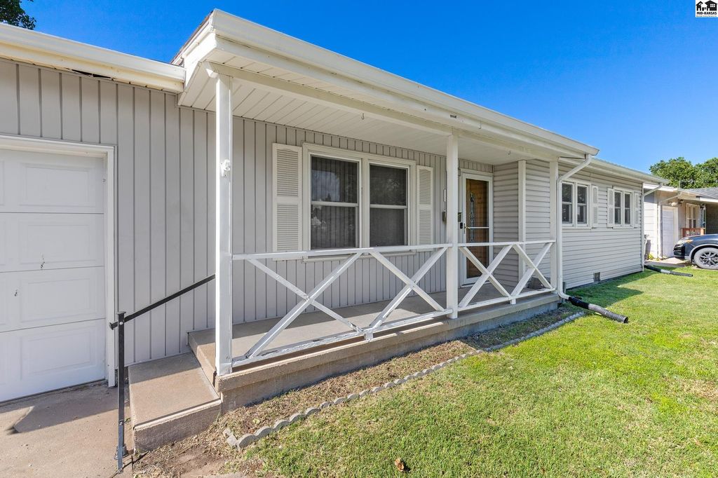 1302 E 13th Ave, Hutchinson, KS - View 4