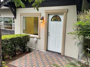 11535 Holmes Point Dr NE #B, Kirkland, WA 98034