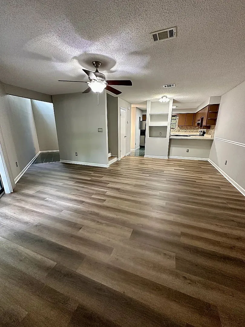 2 bed, 2.5 bath, 1327 sqft, $1,400 — Photo 2