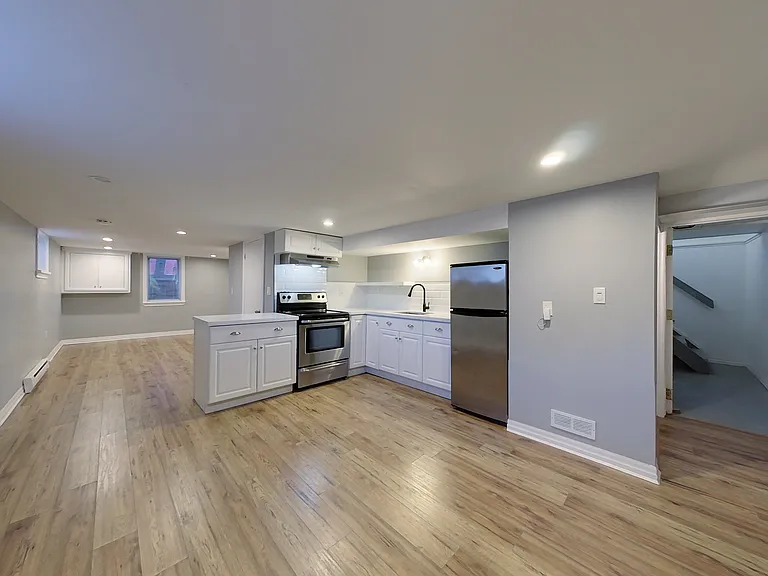 2 Howard Cres #2 — Photo 13
