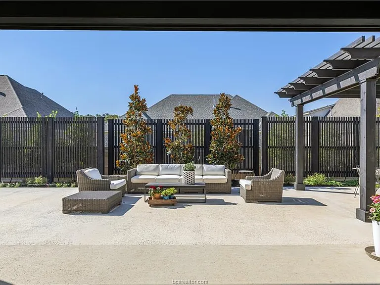 2033 Pebble Bend Dr — Photo 24