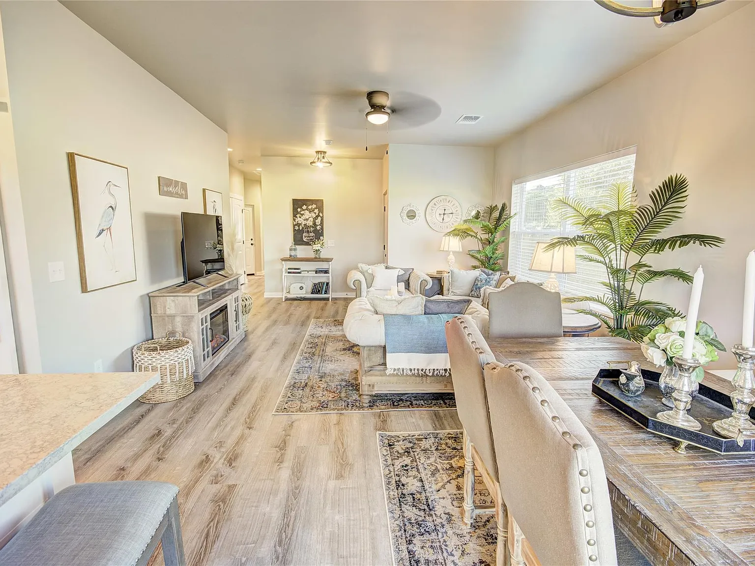 3 bed, 2.0 bath, 1202 sqft, $2,300 — Photo 4