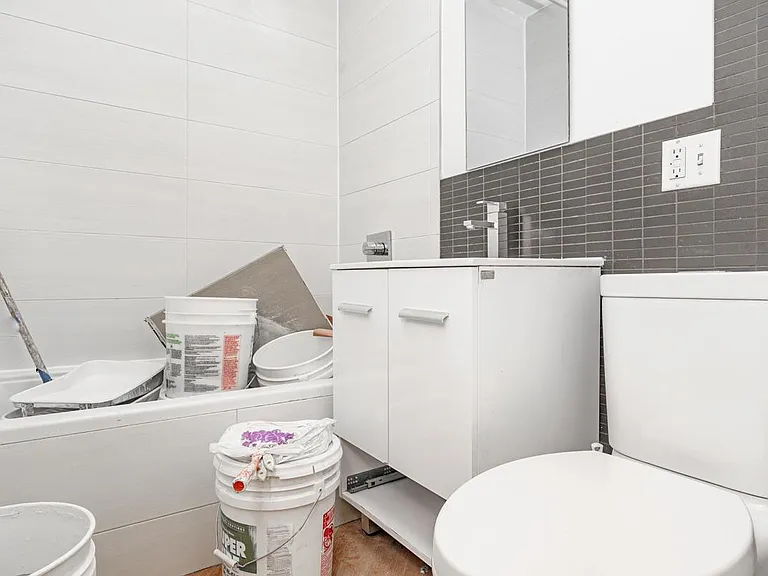 33 Montrose Ave #2L — Photo 9