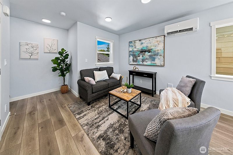 4th image of 332 NE Elk Place