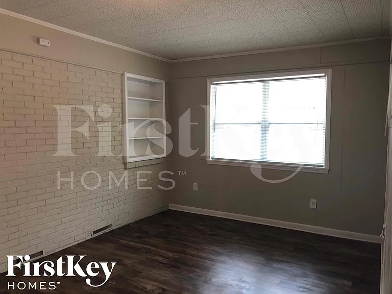 901 Elizabeth Dr — Photo 5