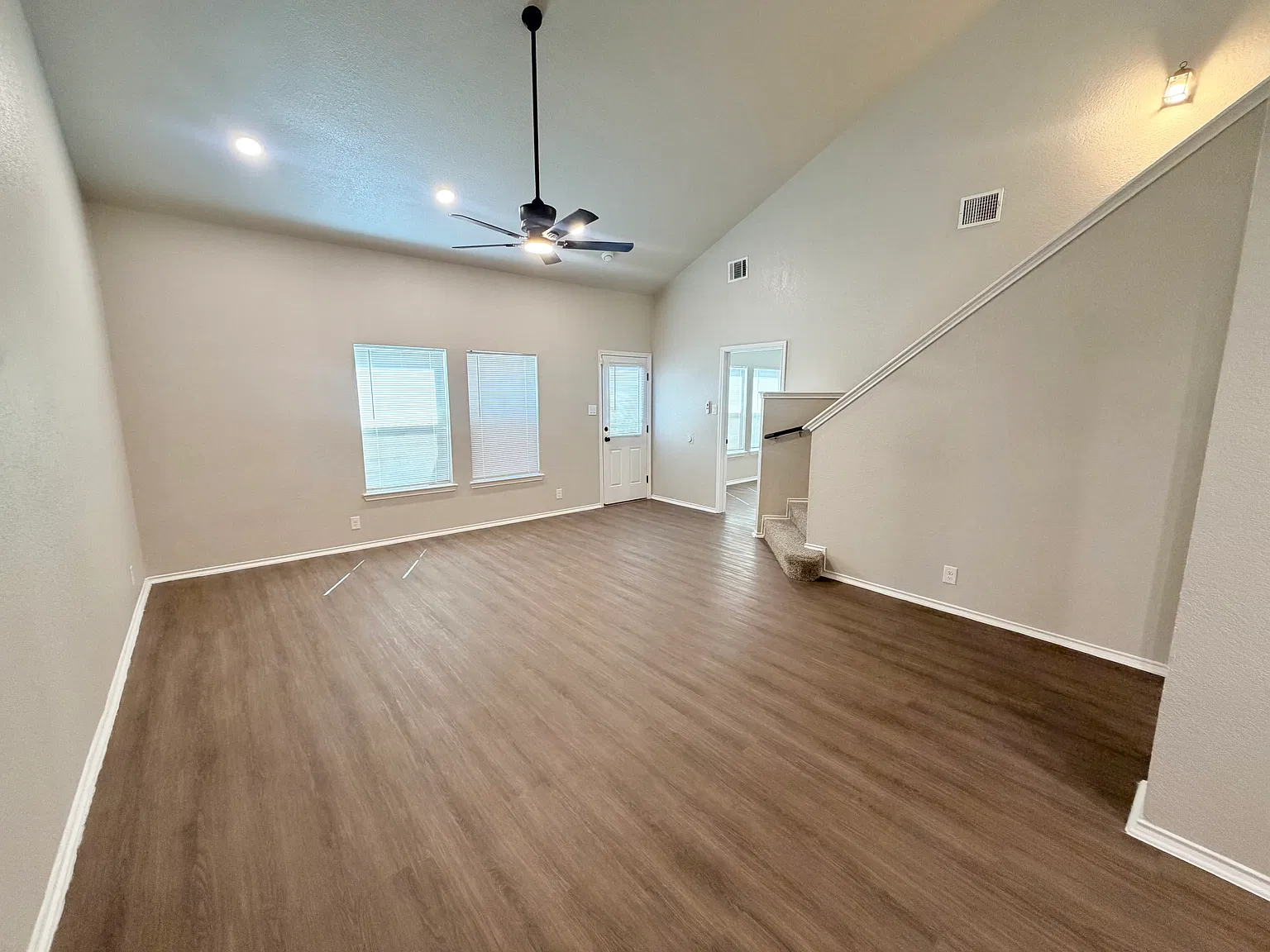 5 bed, 2500 sqft, $2,500 — Photo 4