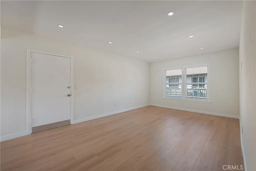 2 bed, 800 sqft, $2,200 — Photo 2