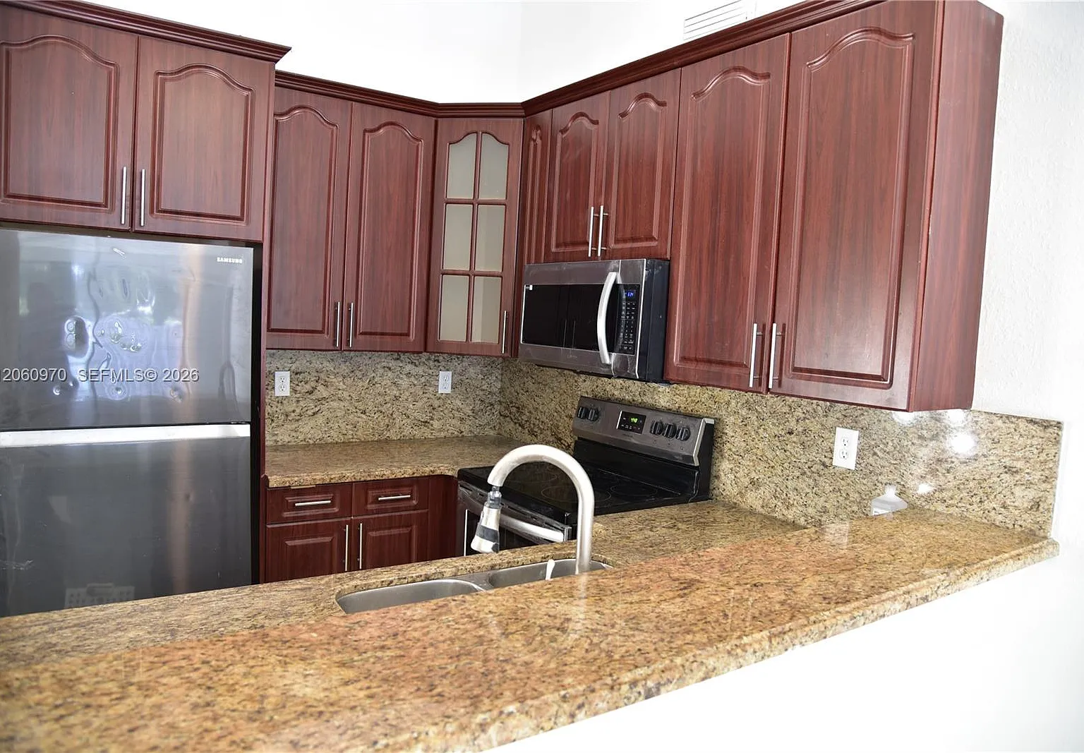 Country Lake Manors Townh — Photo 2