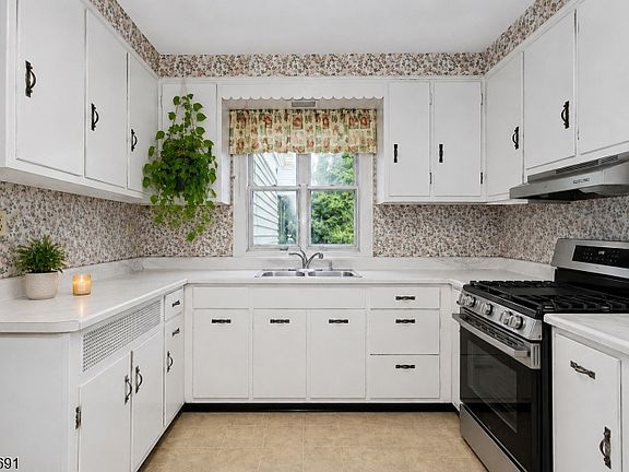 3rd image of 340 Saddle River Rd