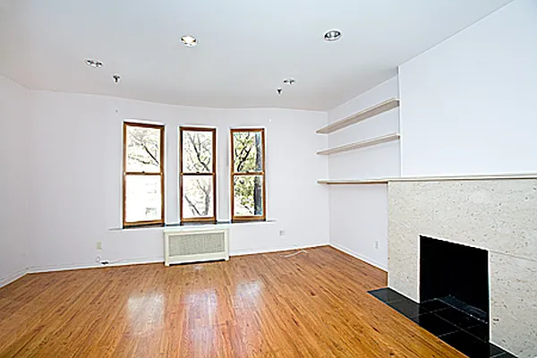 Rented by Perry Associates NYC Inc | media 4