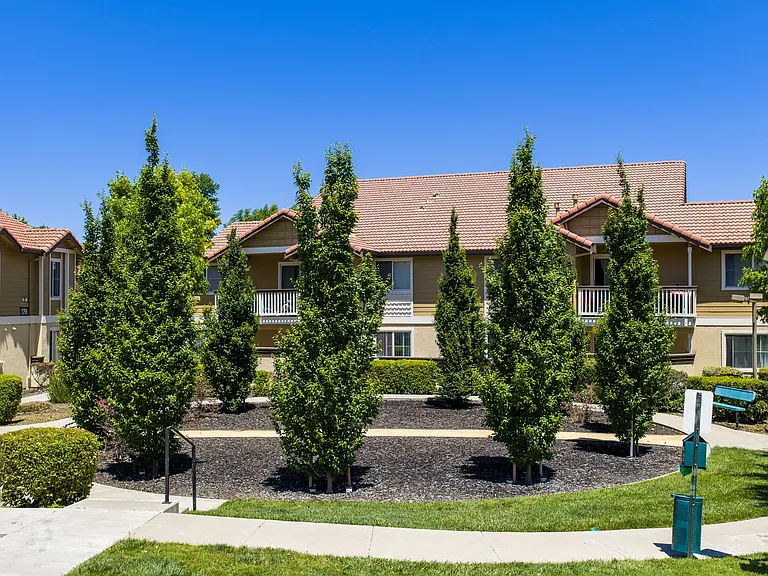 Woodland Hills Apartments — Photo 21