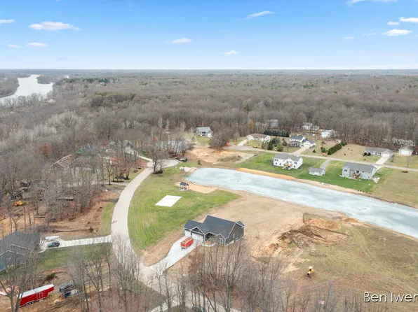 9071 Weston Dr, Coopersville, MI 49404