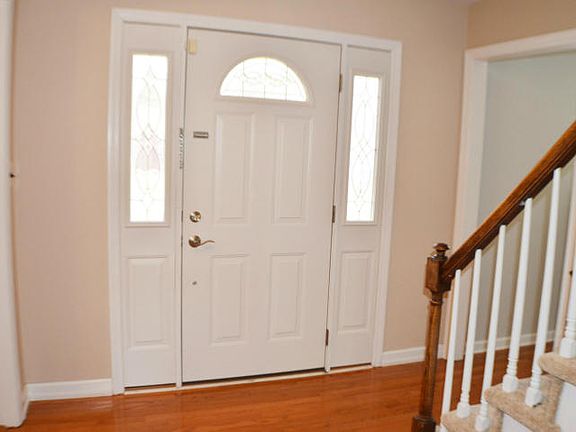 Light and airy entry foyer!