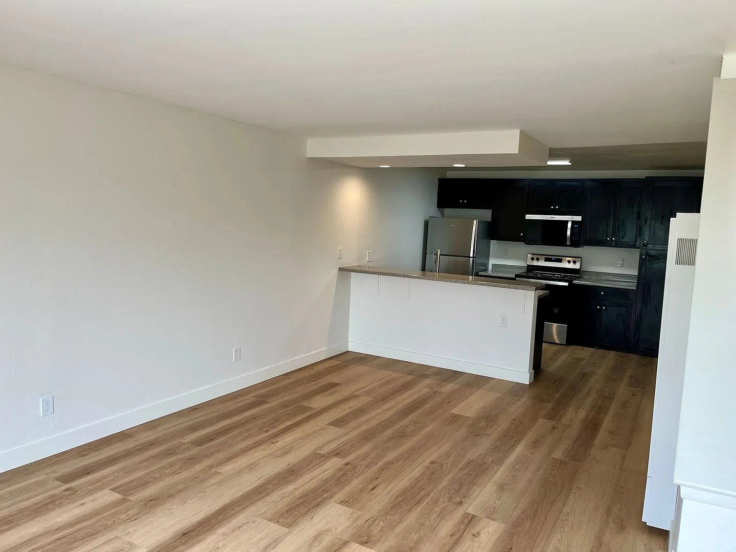 Ocean Beach remodeled 3 bedroom 2.5 bath Townhome — Photo 3
