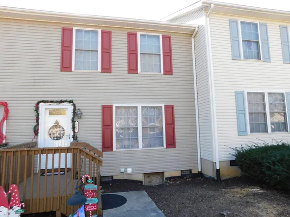 565 School Ln, Christiansburg, VA 24073