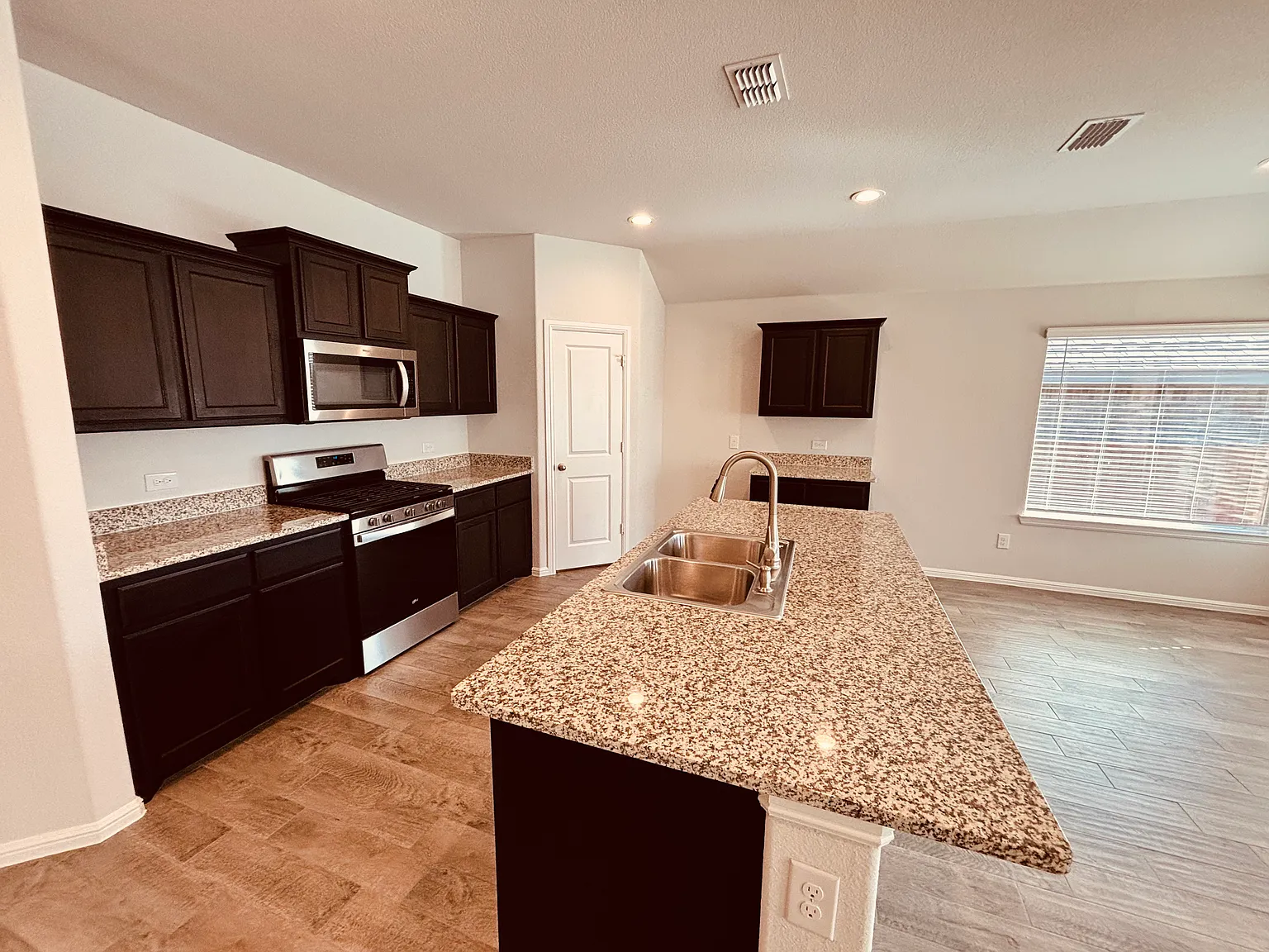 4 bed, 1601 sqft, $2,300 — Photo 3