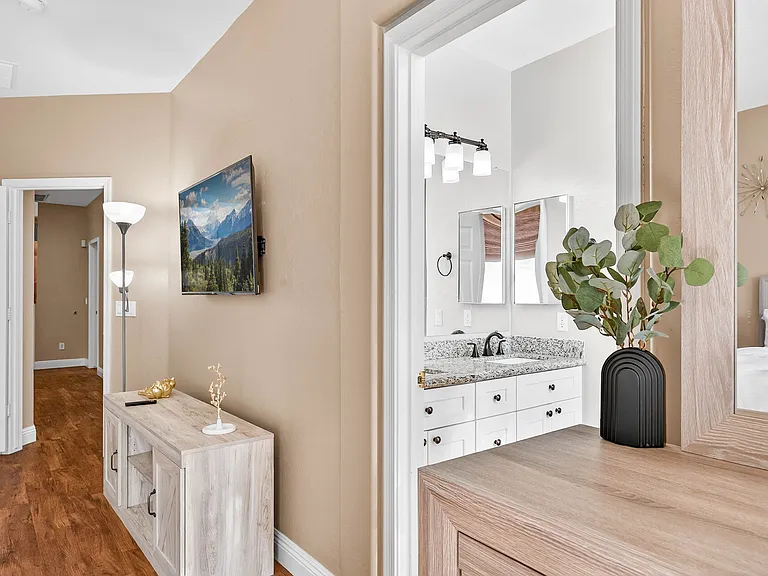 2433 W Ellis St — Photo 44