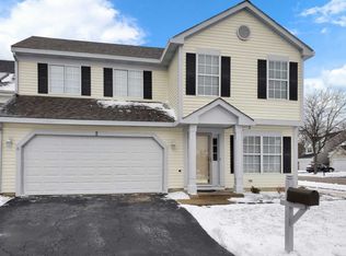 2 Dogwood Ct, Lake In the Hills, IL 60156