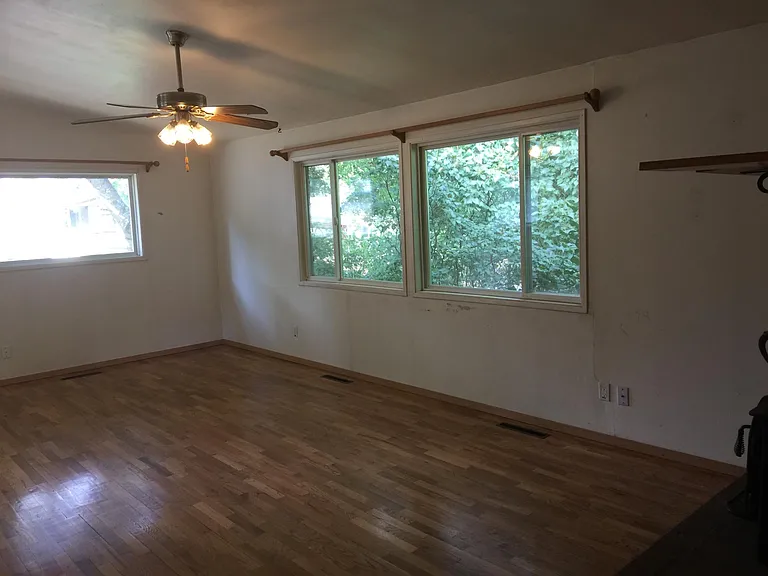 215 NW Webb St #UPPER — Photo 4