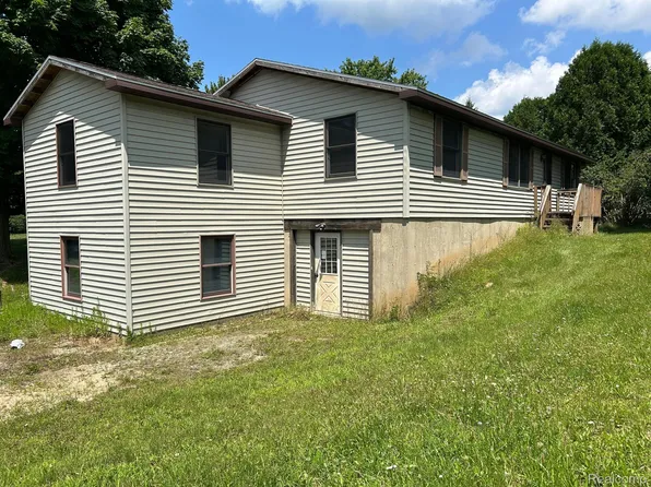 6976 Crofoot Rd, Fowlerville, MI 48836